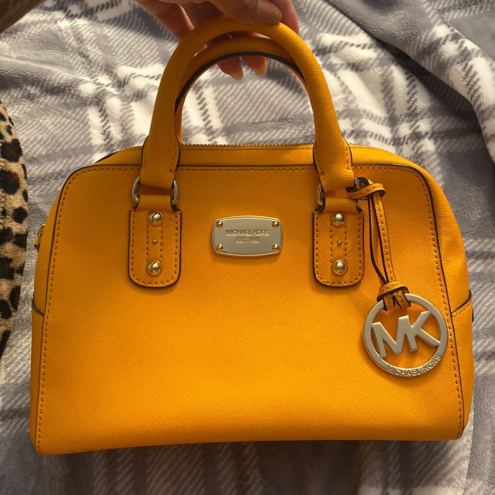 MICHAEL KORS HANDBAG -Yellow